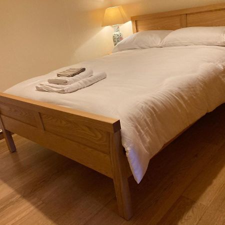 Double Bed Self Contained Annexe 14B Is To The Right Of The Main House Salisbury Exterior foto